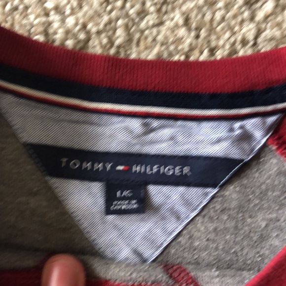 Tommy Hilfiger red crewneck *FITS LIKE A MEDIUM* - Picture 2 of 2